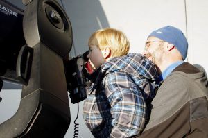 Pozorování pro veřejnost na observatoři WHOO!. Foto: S. Beerová/Fyzikální ústav v Opavě.