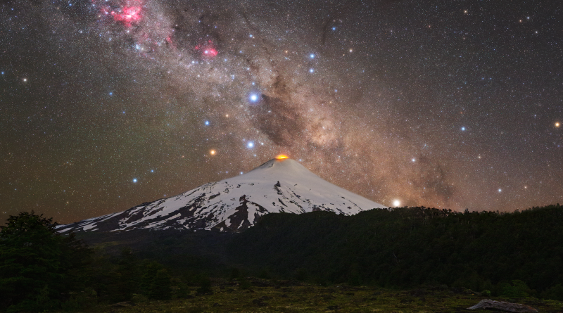 Sopka a Jižní kříž. Snímek byl publikován 25. ledna 2021 jako Astronomický snímek dne NASA. Foto: Tomáš Slovisnký.