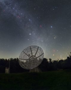 Mléčná dráha (jdoucí od středu doleva nahoru) a slabé zvířetníkové světlo (jdoucí od středu doprava nahoru) nad slunečním radioteleskopem na observatoři v Ondřejově. Na snímku je zvířetníkové světlo sotva viditelné. Čím dále od měst, tím je kužel zvířetníkového světla patrnější. Foto: Petr Horálek.