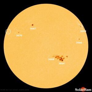 Velká sluneční skvrna a aktivní oblast na Slunci AR 3664 může o víkendu díky své eruptivní aktivitě způsobit polární záře viditelné i z našich končin. Zdroj: NASA/SolarHam