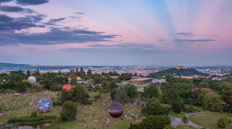 Antikrepuskulární paprsky a Festival planet. Foto: Pavel Gabzdyl.