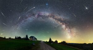 Maximum meteorického roje Perseidy v roce 2016 z Parku tmavé oblohy Veľká Fatra na Slovensku. Foto: Petr Horálek.