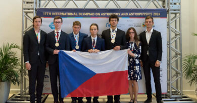 Česká výprava po vyhlášení výsledků 17. IOAA. Zleva: Radomír Mielec (leader), Martin Kudrna, Radovan Lev, Matouš Mišta, Štěpán Plass, Anita Vaceková, David Kománek (leader). Foto: Jana Švrčková.