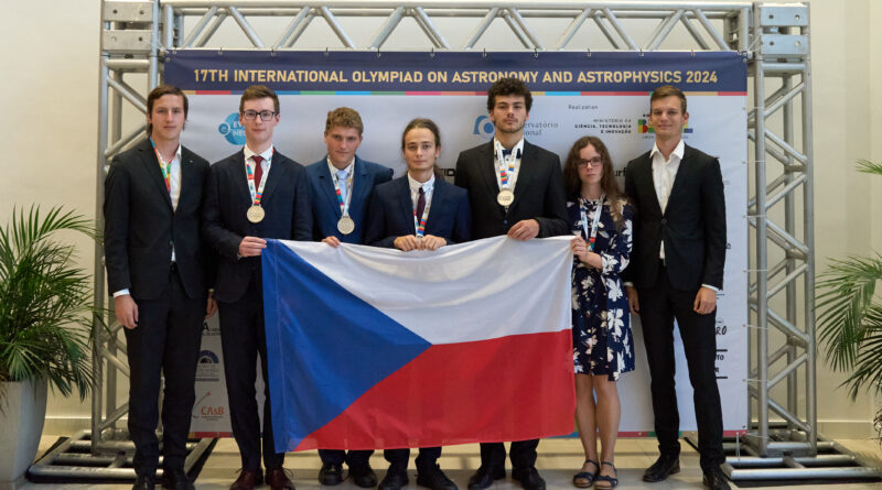 Česká výprava po vyhlášení výsledků 17. IOAA. Zleva: Radomír Mielec (leader), Martin Kudrna, Radovan Lev, Matouš Mišta, Štěpán Plass, Anita Vaceková, David Kománek (leader). Foto: Jana Švrčková.