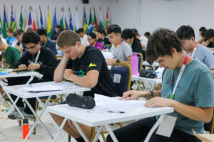 Studenti během řešení teoretické části pozorovacího kola. Druhý zprava v přední řadě: Radovan Lev. Foto: Clara Sampaio/OBA.