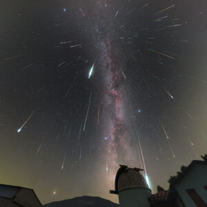 Meteorický roj Perseid noci maxima v roce 2018 nad kolonickou observatoří v Poloninách na Slovensku. Mezi meteory byly i opravdu jasné bolidy. Foto: Petr Horálek.