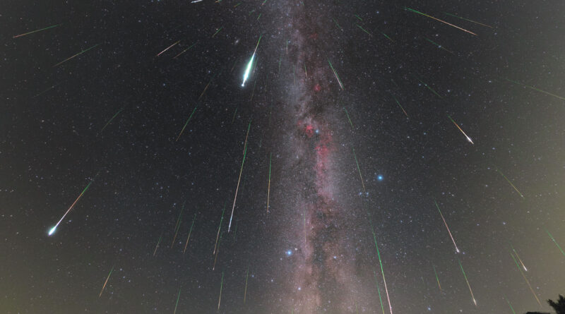 Meteorický roj Perseid noci maxima v roce 2018 nad kolonickou observatoří v Poloninách na Slovensku. Mezi meteory byly i opravdu jasné bolidy. Foto: Petr Horálek.