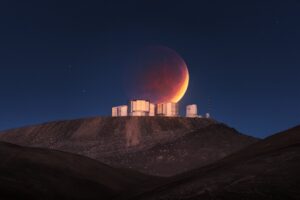 Úplné zatmění Měsíce nad observatoří Paranal v Chile. Podobné kompozice nabídne nízko položené úplné zatmění Měsíce 7. září 2025 z Česka a Slovenska. Foto: Y. Beletsky (LCO)/ESO.