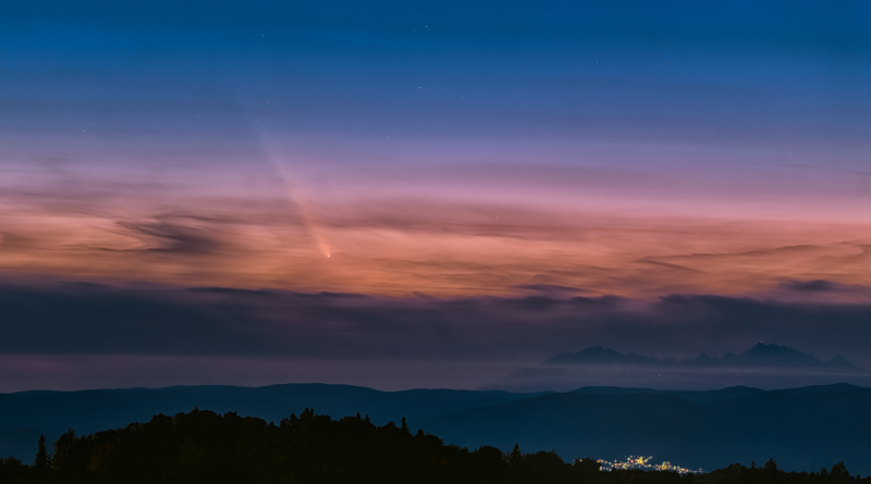 Snímek komety C/2023 A3 Tsuchinshan-ATLAS ze slovenského Sabinova za soumraku nízko nad západním obzorem 12. října 2024. Foto: Petr Horálek/FÚ v Opavě.