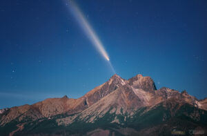 Fotografia kométy C/2023 A3 nad Observatóriom na Lomnickom štíte. Autor: Tomáš Slovinský, Petr Horálek