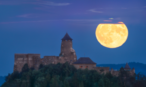 Východ úhlově velkého Měsíce v úplňku za Ľubovnianským hradem. Foto: Petr Horálek/Fyzikální ústav v Opavě.